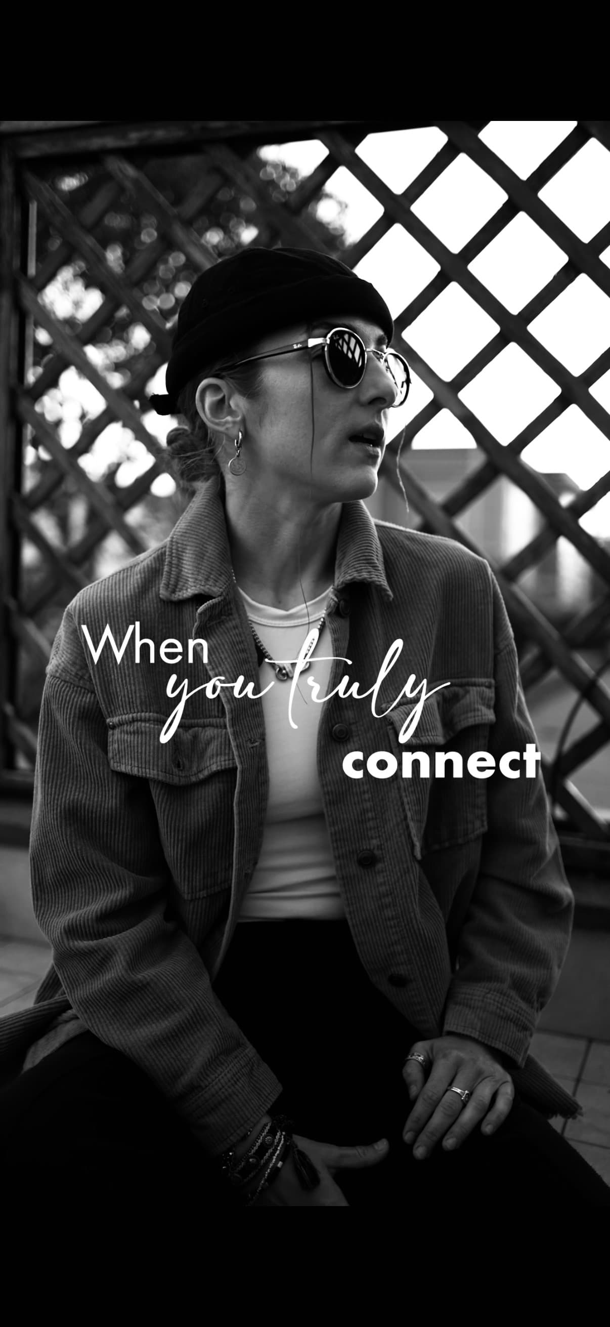 Persona in bianco e nero con berretto e giacca, testo "When you truly connect".